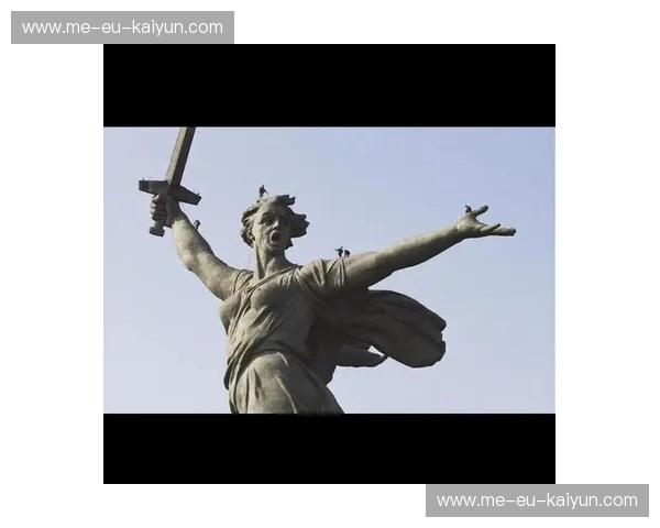 巅峰对弈的卢浮宫与克罗地亚狂想曲：绿茵场上的浪漫与铁血